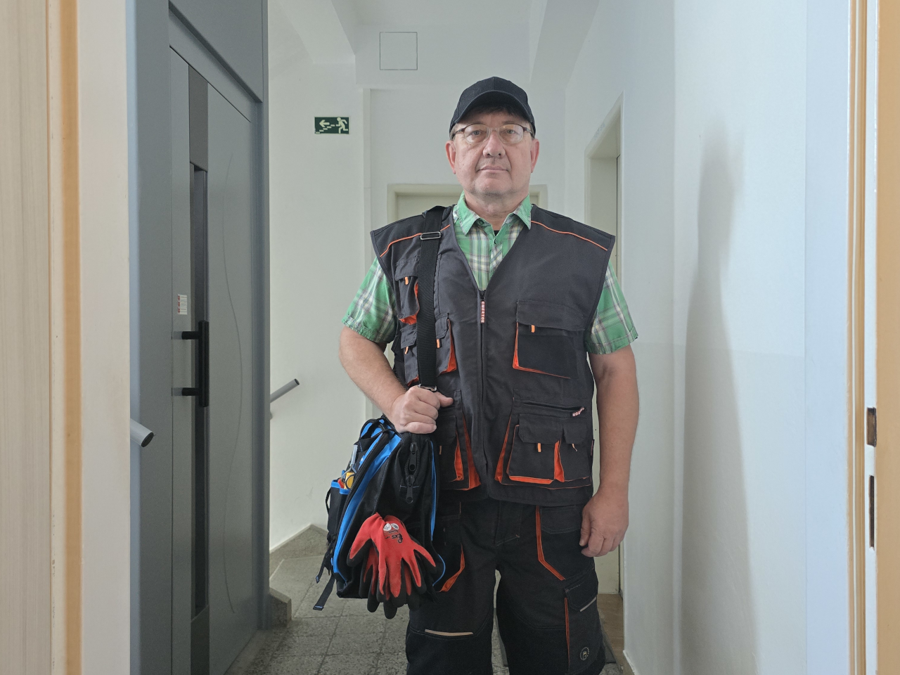 Elektrikář s nářadím při příjezdu k zákazníkovi
